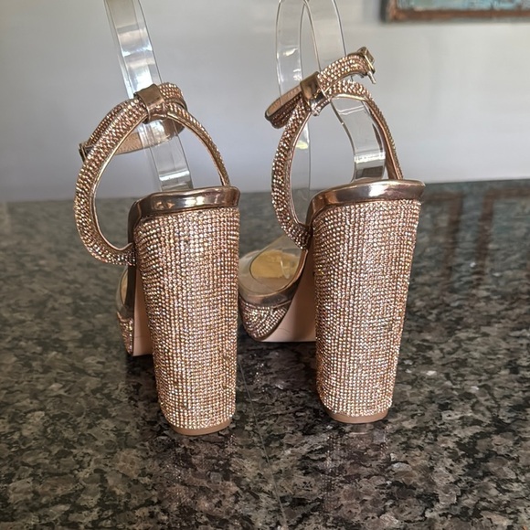 Olivia Ferguson Gold Chunky Platform Heels with Shimmering Straps 8 - Picture 10 of 16